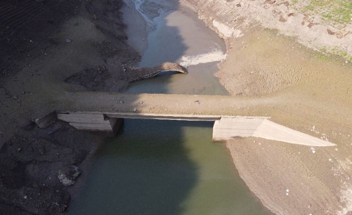 Barajın suyu azalınca 21 yıldır su altındaki köprüler gün yüzüne çıktı