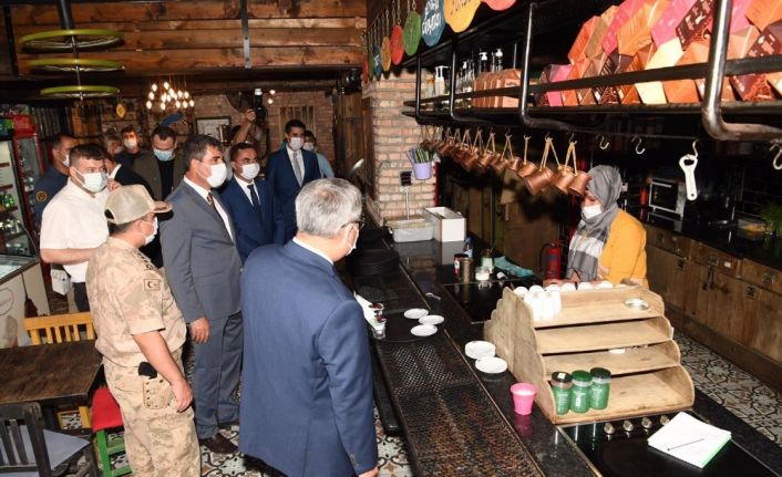Başkan Asya, Vali Gündüzöz ile birlikte korona virüs denetimine çıktı