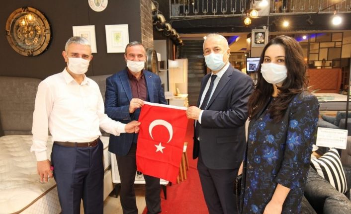 Başkan Büyükgöz esnaflara Türk Bayrağı hediye etti