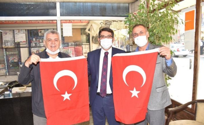 Başkan Çelik vatandaşlara Türk bayrağı dağıttı