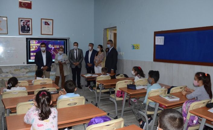 Başkan Günel, 5 bin öğrenciye hayvan sevgisini anlatan kitap hediye etti