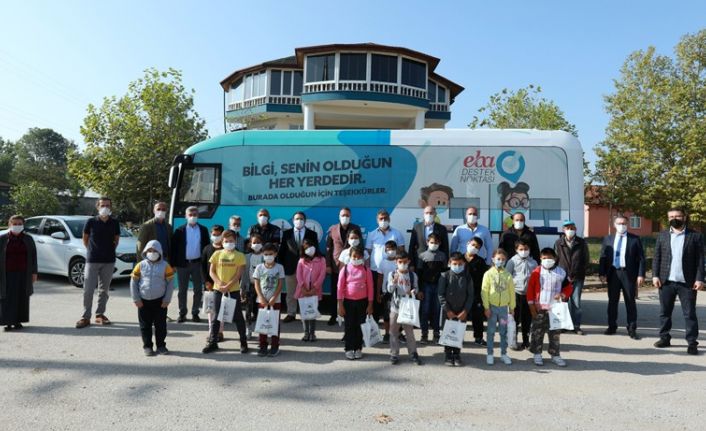 Başkan Işıksu, EBA Mobil Destek Aracı’nda uzaktan eğitim gören öğrencileri ziyaret etti