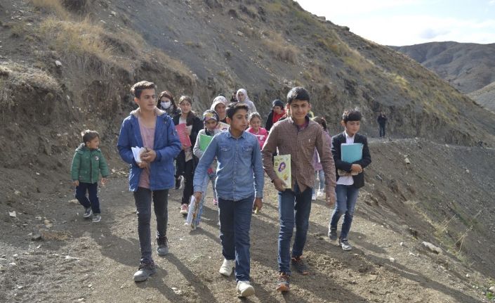 Başkan Sayan, uzaktan eğitime katılabilmek için dağlara tırmanan öğrencilerin yardım taleplerine karşılık verdi