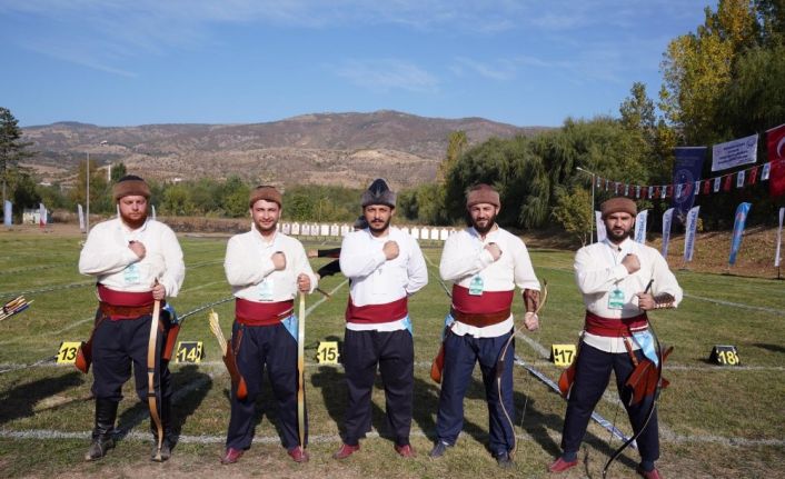 Bayburt Üniversitesi Gençlik ve Spor Kulübü kemankeşleri oklarını zafere fırlattı