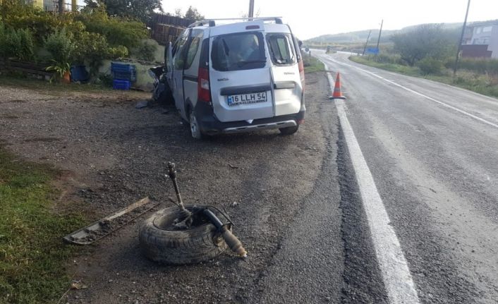 Bilecik’te hafif ticari araç yol kenarındaki elektrik direğine çarptı, 1 ölü 1 yaralı