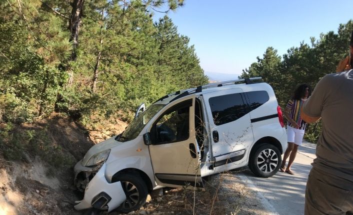 Bilecik’te hafif ticari aracın su kanalına çarpması sonucu 1 kişi yaralandı