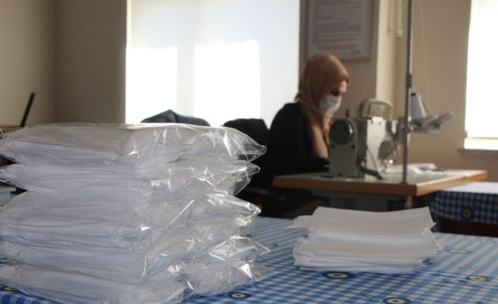 Bingöl Halk Eğitim Merkezi’nde 50 bin maske üretilip dağıtıldı