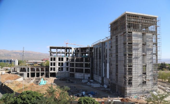 Bingöl’de Engelsiz Yaşam Merkezi bitti, yeni belediye binasının yüzde 50’si tamamlandı