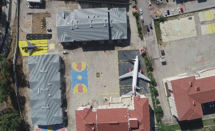 Bir Boeing 737-400 ve F4 Fantom savaş uçağı olan okul şimdi helikopter bekliyor