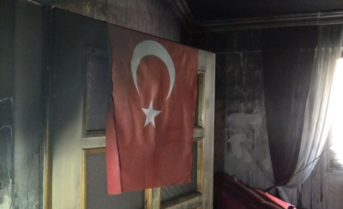Bir kişinin öldüğü yangında duvarda asılı bulunan Türk bayrağı zarar görmedi