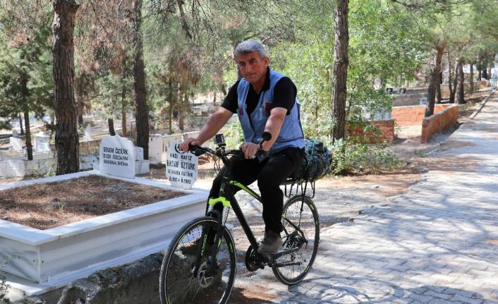 Bisikletle 500 kilometre yol gelerek Türkiye’nin kültür hazinesini mezarı başında ziyaret etti