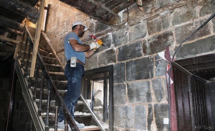 Bitlis’te 130 yıllık tarihi yapı, Fuat Sezgin Kültür Evi olarak onarılıyor
