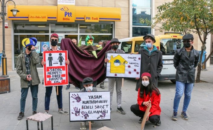 Bitlis’te pandemiye dikkat çekmek için tiyatro oyunu sahnelendi