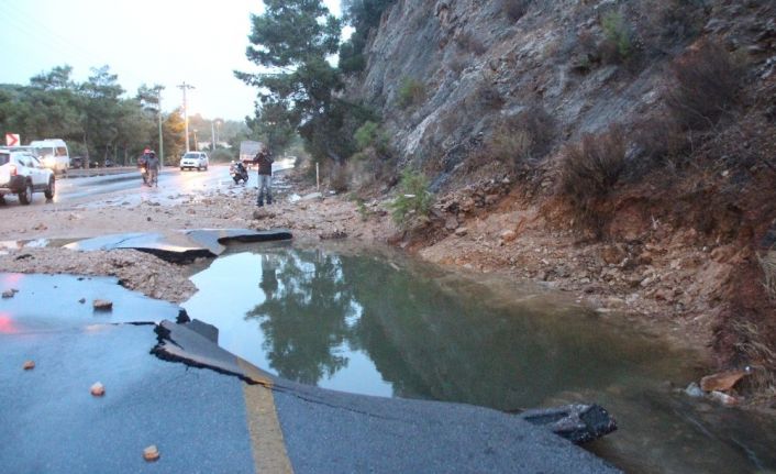 Bodrum’da su hattı bomba gibi patladı evleri, iş yerlerini su bastı