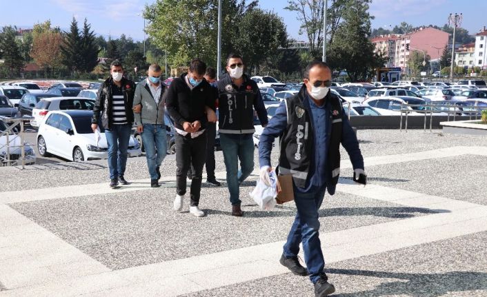 Bolu’da 263 gram uyuşturucu ile yakalanan 3 kişi adliyeye sevk edildi
