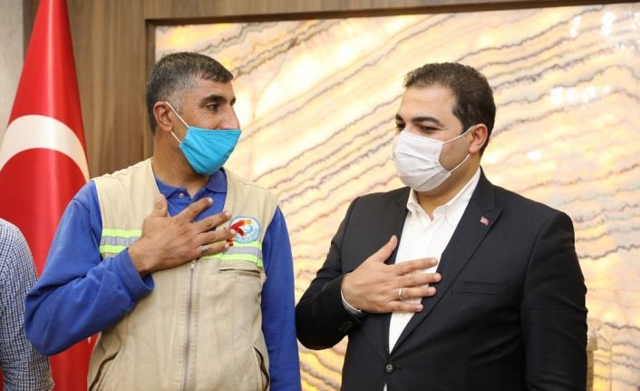 Bulduğu parayı sahibine ulaştıran temizlik işçisi ödüllendirildi