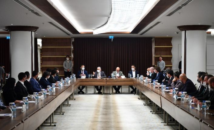 Büyükkılıç, "Erciyes Zirvesi"nde yatırımcıları uyardı