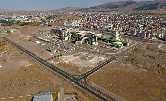 Büyükşehir asırlık yollar inşa ediyor