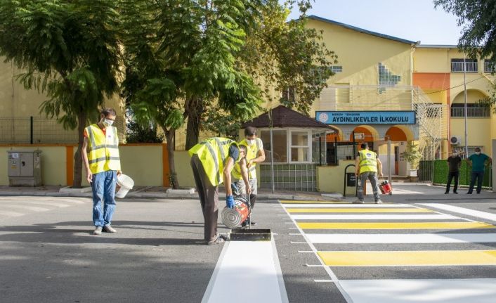 Büyükşehir Belediyesi yaya çizgilerini yeniliyor, okul önlerine uyarı levhaları yerleştiriyor