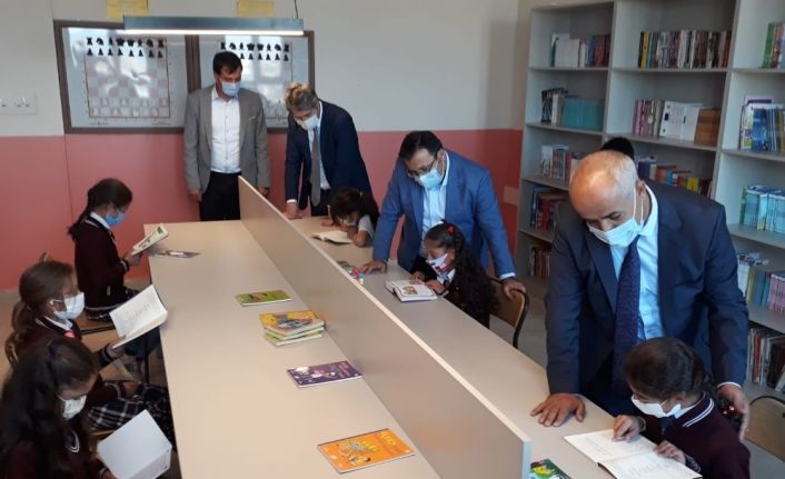 Çaldıran Belediyesinden iki okula kütüphane