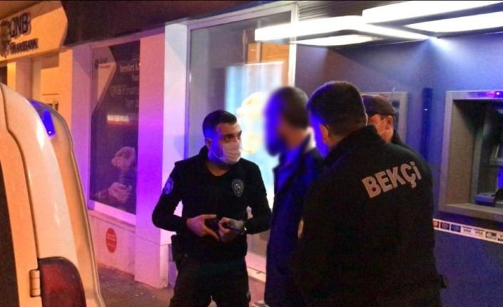 “Canım sıkıldı” diyerek çöp konteynerini tekmeleyen alkollü şahsa polisten, “Tekmeleyemezsin” cevabı