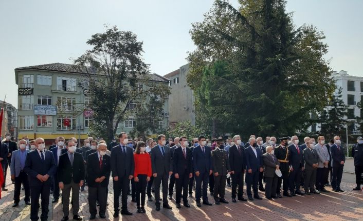 Çaycuma’da Cumhuriyet Bayramı öncesi çelenk sunuldu