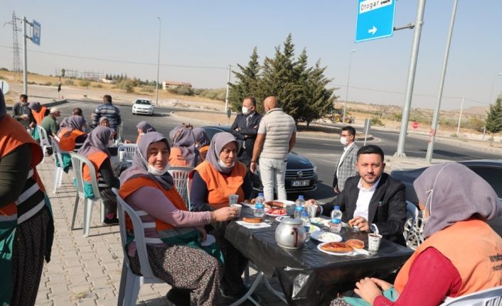 Çaylar ve simitler Rasim başkandan