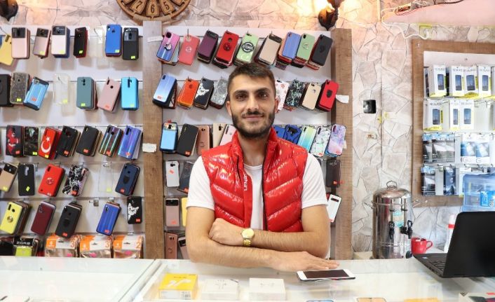 Çırağa tezgah kurup sıfır telefon çaldı, geriye dönüp dağıttığı reyonu topladı