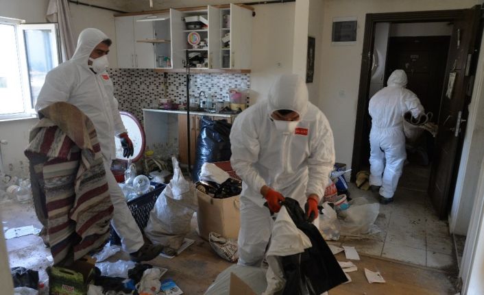 ’Çok kötü kokuyor’ şikayeti yapılan evden bir kamyon dolusu çöp çıktı