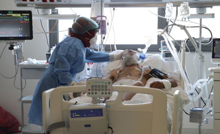 Covid-19 yoğun bakımında görev yapan doktorlar, gençleri uyardı