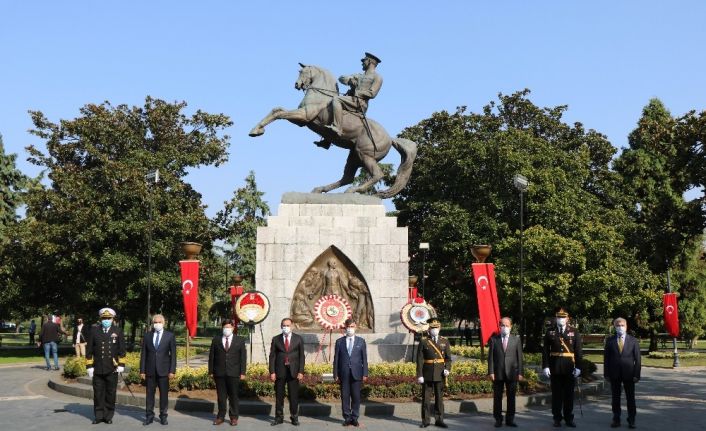 Cumhuriyet Bayramı kutlamaları anıta çelenk sunumu ile başladı