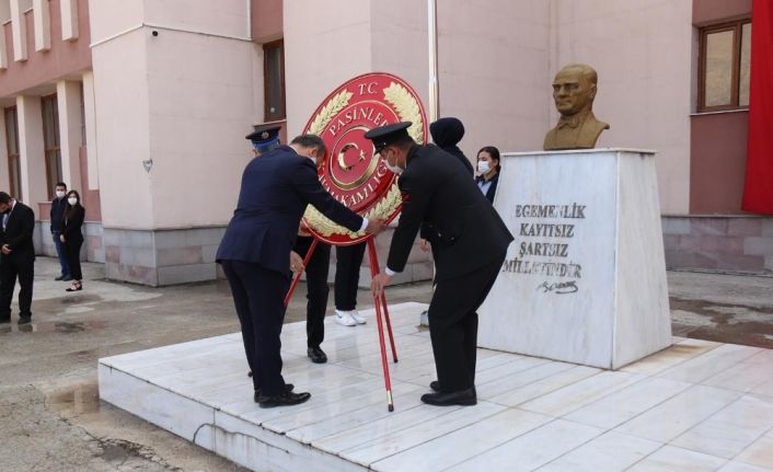Cumhuriyetin 97. yıl dönüm etkinlikleri çelenk sunumuyla başladı