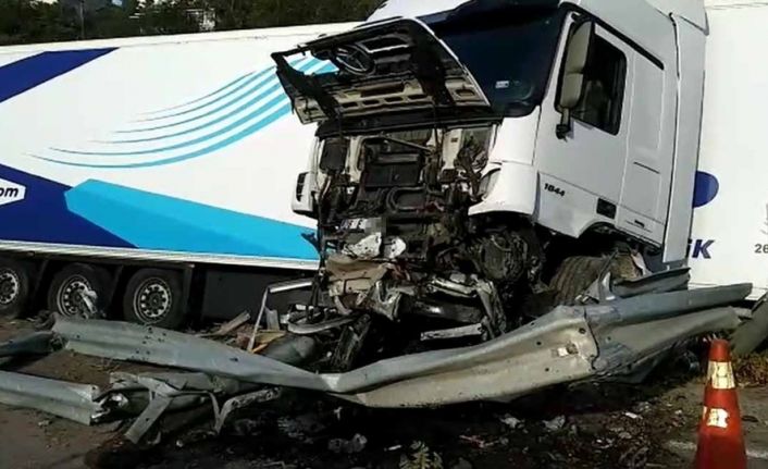 D-650 karayolunda tır bariyerlere çarparak hurdaya döndü: 1 yaralı