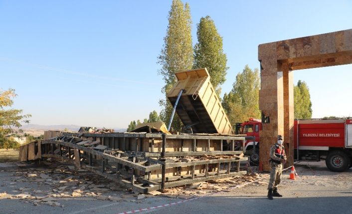 Damperi açık kalan kamyon, mermer bloklardan oluşan tabelaya çarptı: 1 ölü