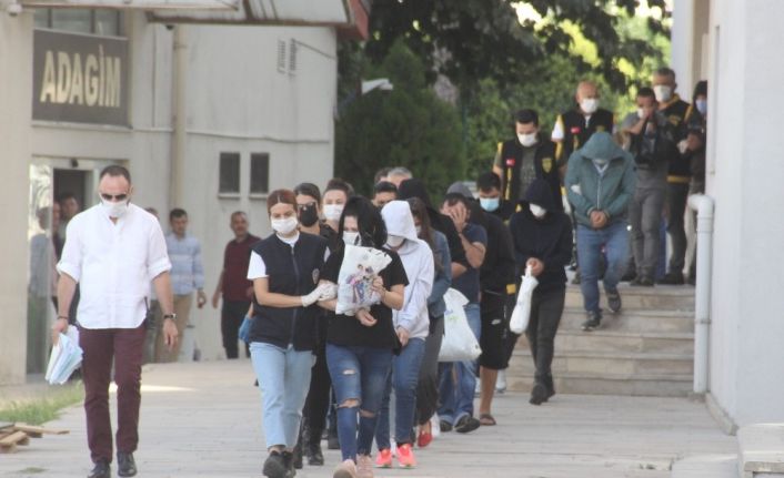 Diş hekimi kisvesi ile swinger partilerine katılan su tesisatçısı, çiftleri dolandırmış