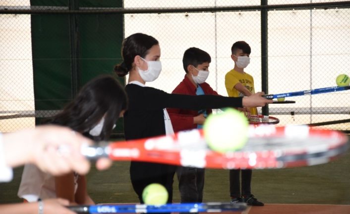 Diyarbakır’da Bilgi Evi öğrencilerine tenis kursu