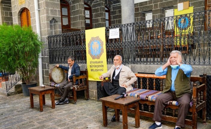 Diyarbakır’da dengbej divanları kaldığı yerden devam ediyor