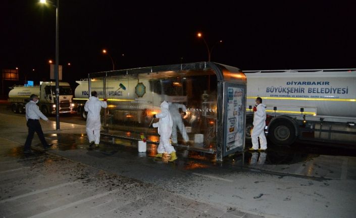 Diyarbakır’da durak ve üst geçitler yıkandı