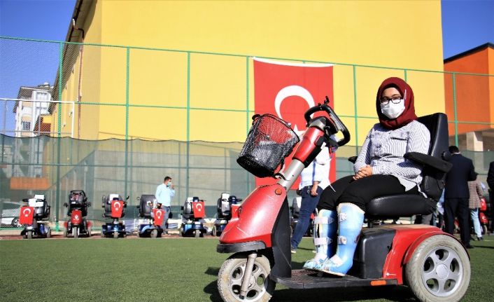 Elazığ’da ’Engelleri kaldırıyoruz’ projesi ile 80 adet akülü araç verildi