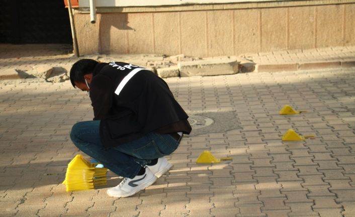 Elazığ’da magandalar sokakta silahla ateş açtı, kurşunlar 2 araca isabet etti