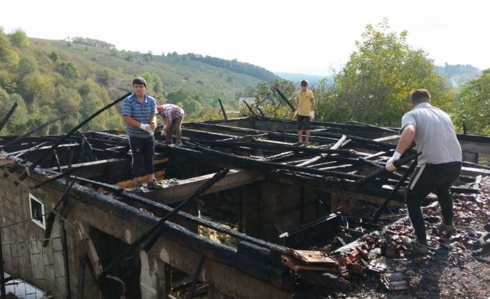 Elektrik kontağından çıkan yangın ahırı küle çevirdi