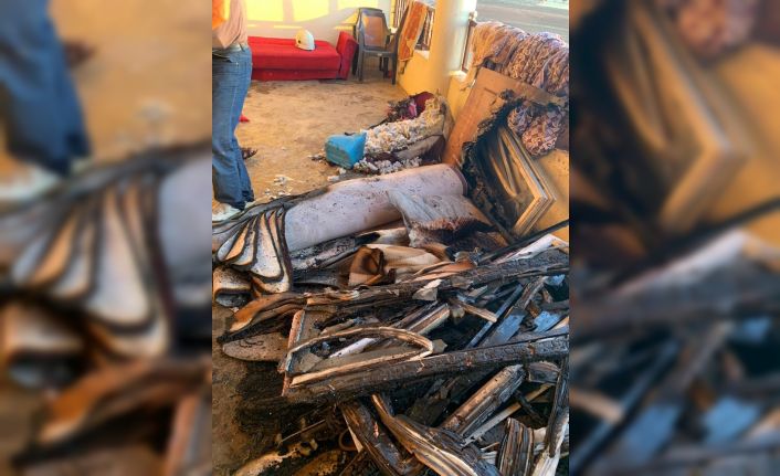 Elektrik kontağından çıkan yangın evi kül etti