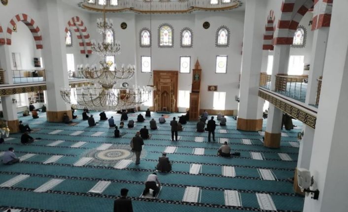 Erciş Gençlik Merkezi tarafından cuma namazı öncesi tek kullanımlık seccade dağıtıldı