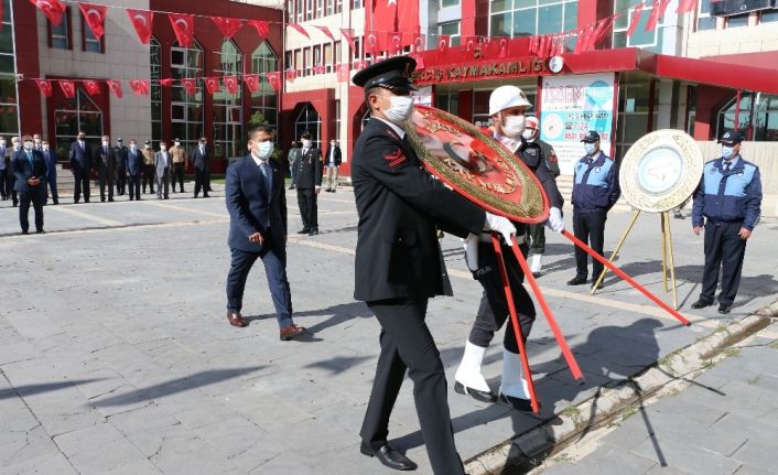 Erciş’te 29 Ekim kutlama programı çelenk sunumuyla başladı