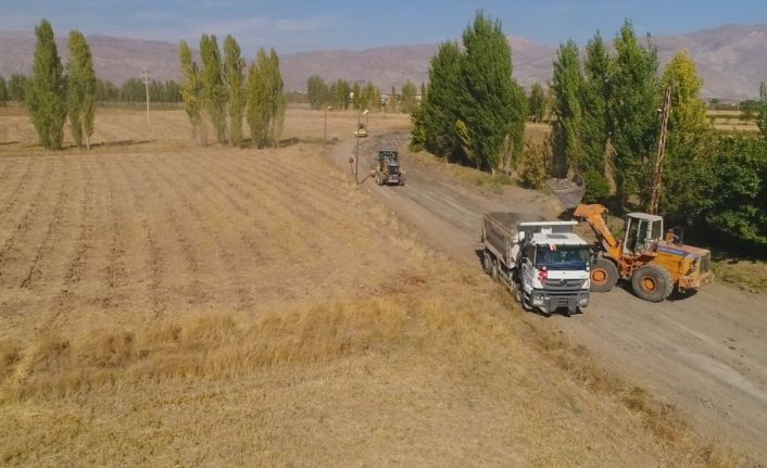 Erzincan-Kemah yolunda yol genişletme çalışmaları başladı