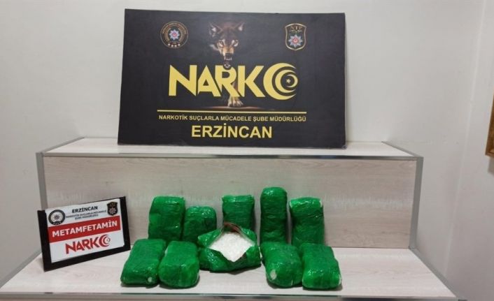 Erzincan’da aracın ön tamponuna zulalanmış 5 kilo 49 gram metamfetamin uyuşturucu ele geçirildi