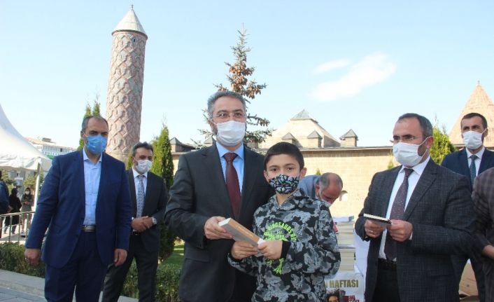 Erzurum İl Müftülüğü maske kuralına uyan çocuklara hediyeler dağıttı