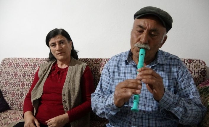 Eşi çalıyor kendi söylüyor, sesiyle ünlü sanatçıları aratmıyor