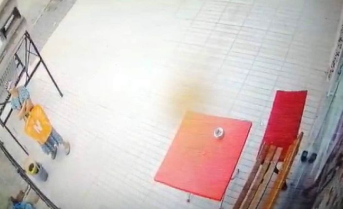 Etrafı gözledikten sonra temizlik kovasını çalması güvenlik kamerasına yansıdı