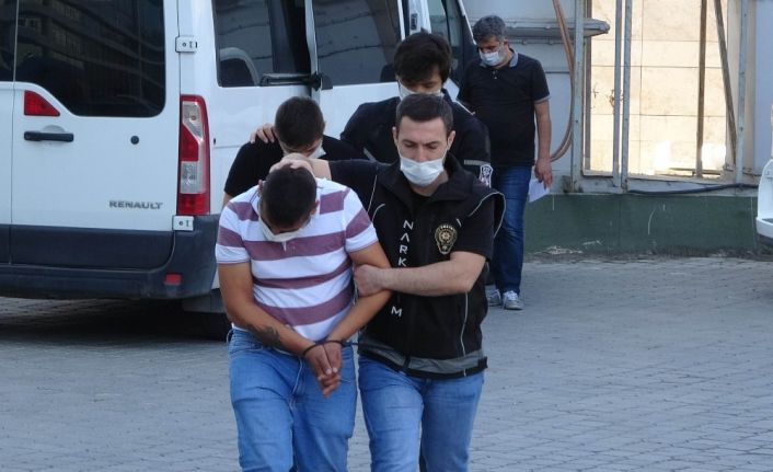 Evlerinde 1 kilo esrarla yakalandılar